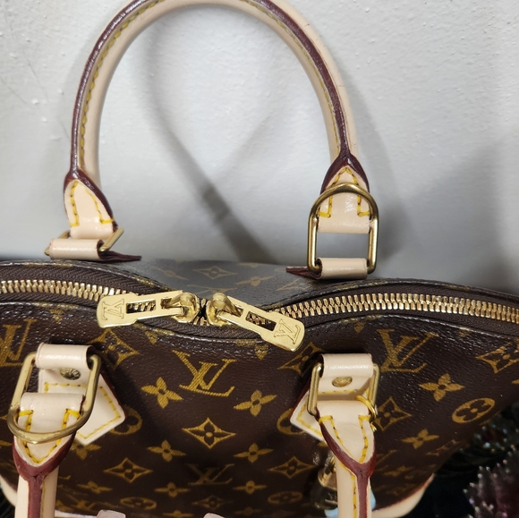 Loius Vuitton Alma Bag - Picture 4 of 16